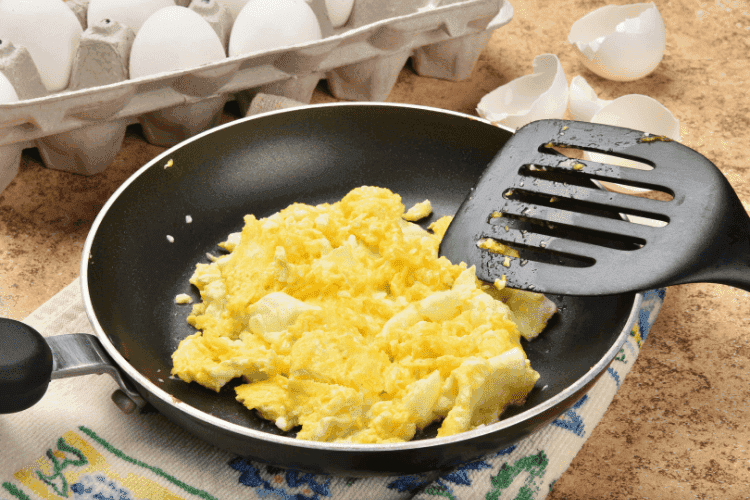 Scrambled eggs are nutritious foods to eat and promote healing.